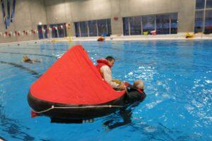 Svømmehalstræning iført sejlertøj og redningsvest